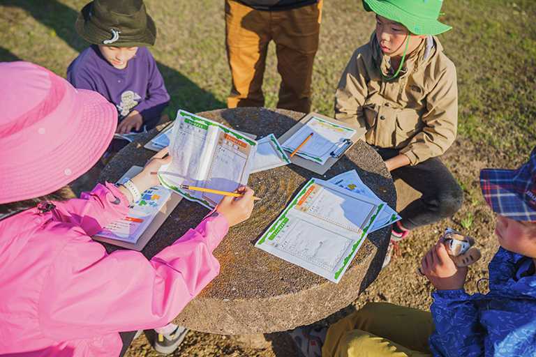 冒険の書の内容をまとめる子どもたち