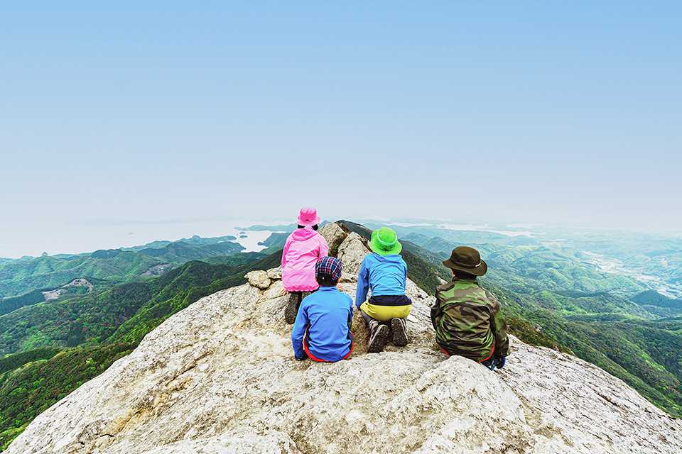 白嶽山頂で景色を眺める子どもたち