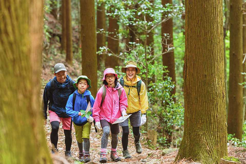 白嶽でハイキングする親子