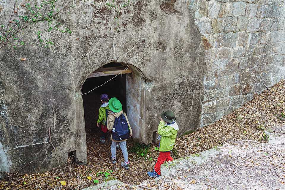 城山砲台跡の弾薬庫に入る子どもたち