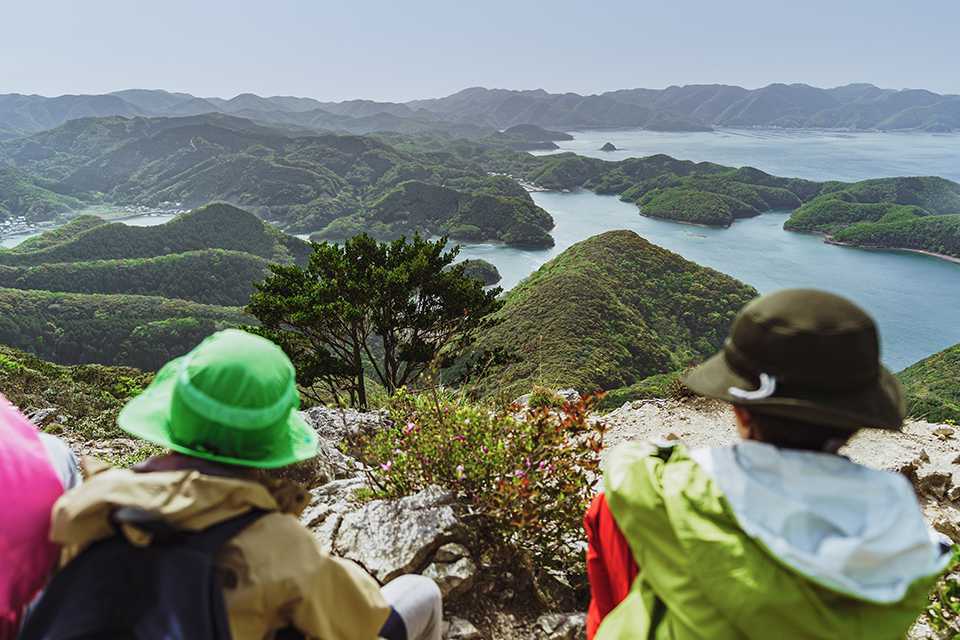 城山山頂で景色を眺める子どもたち