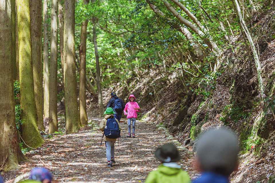 城山を探検する人たち