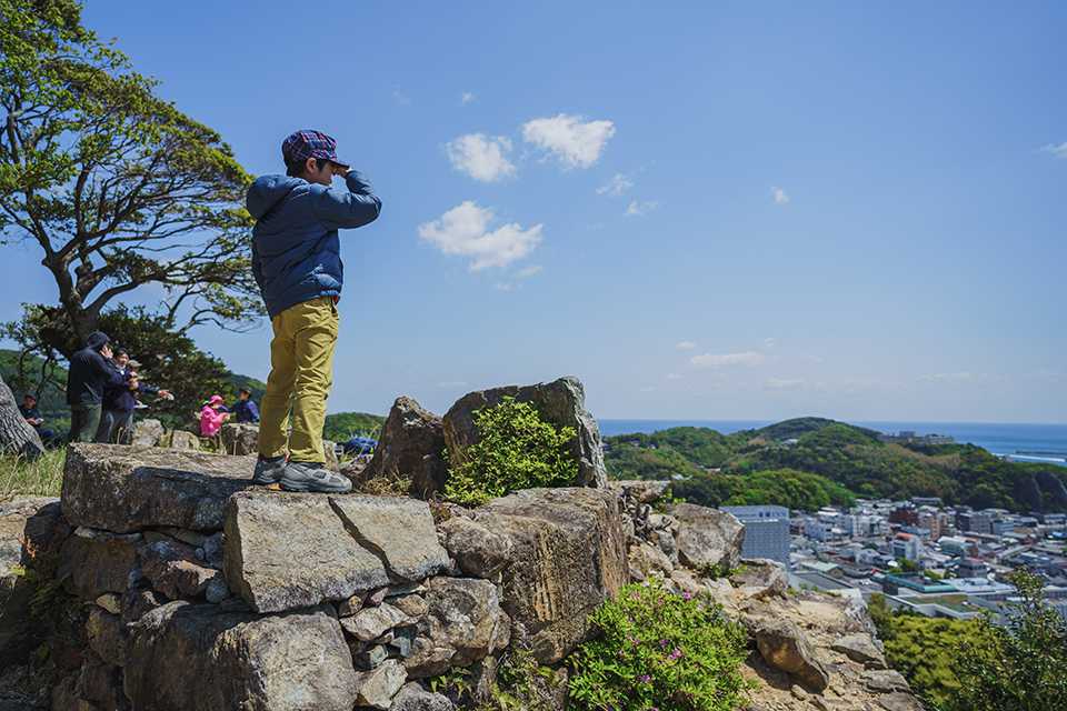 清水山の三の丸跡から景色を望む子ども