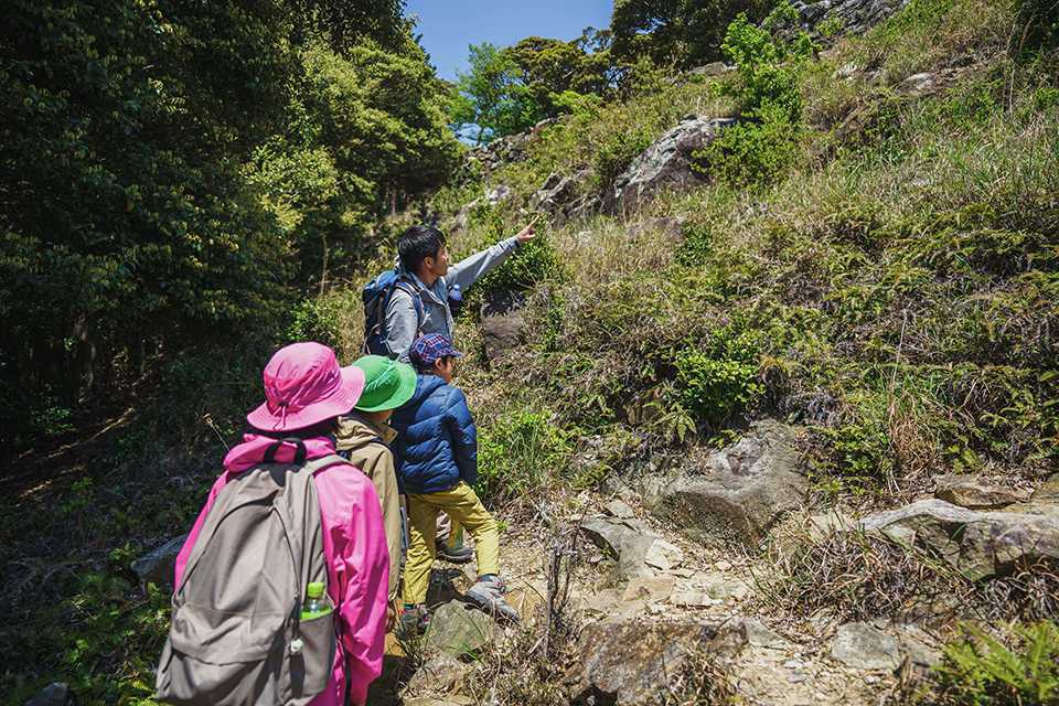 清水山でガイドを聞く子どもたち