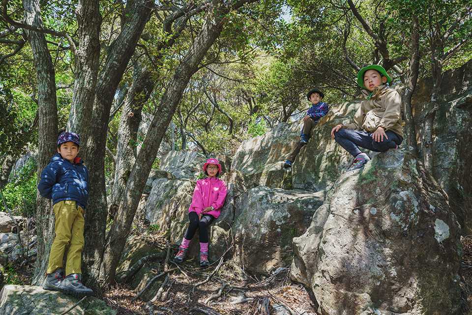 清水山で記念撮影をする子どもたち
