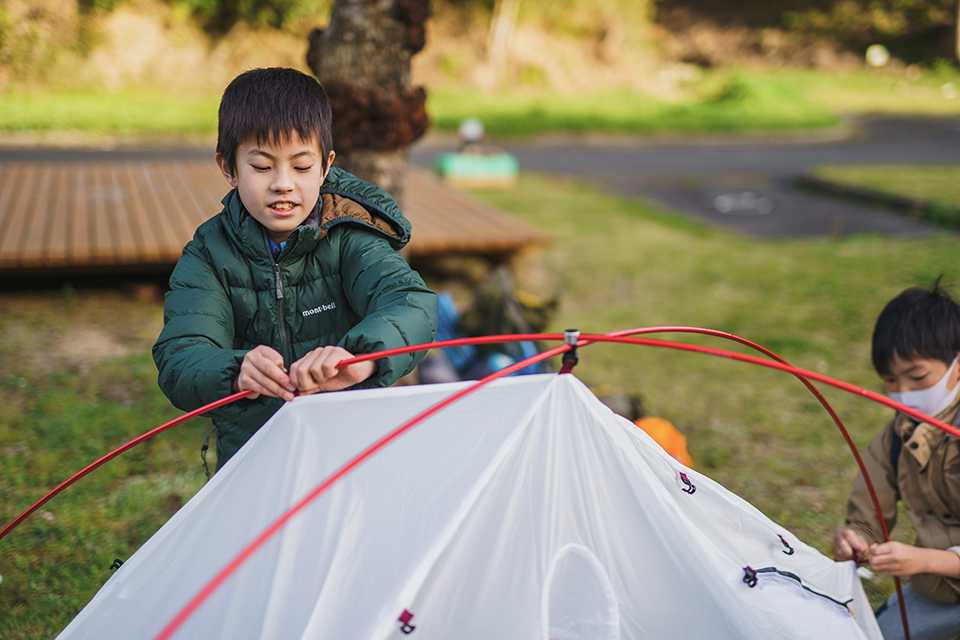 テント設営をしている子ども
