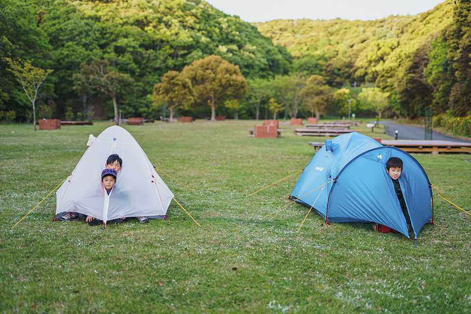 テントで遊ぶ子どもたち