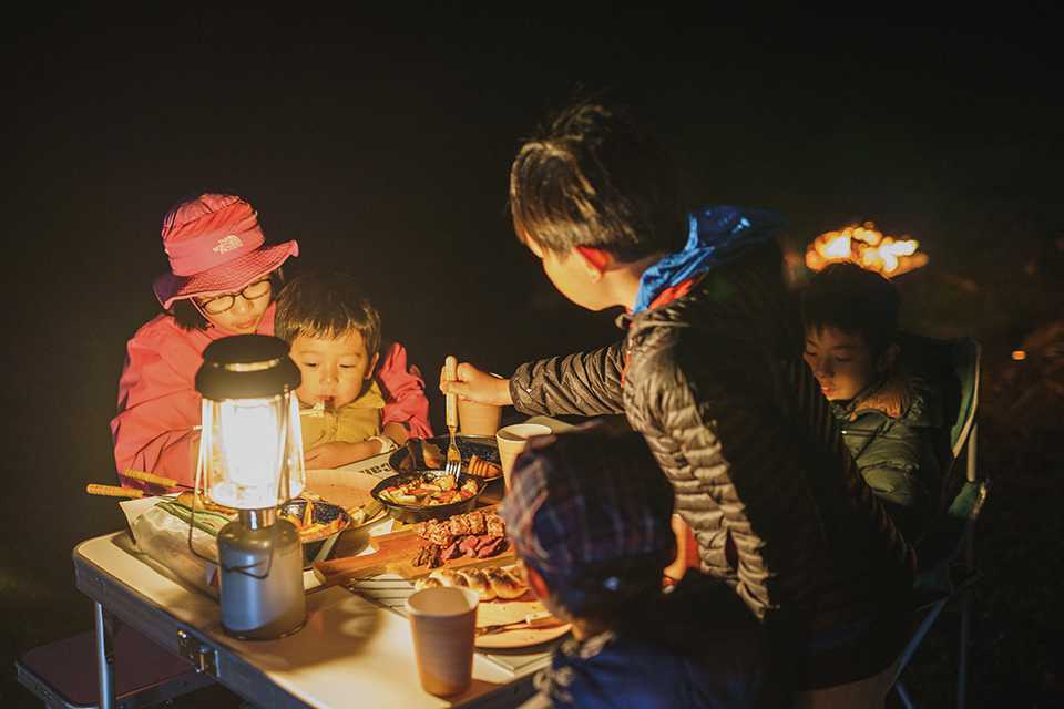 BBQを楽しむ親子