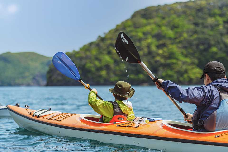 シーカヤックを楽しむ親子