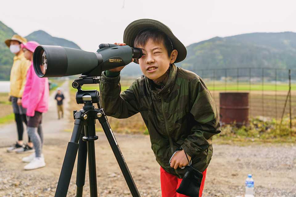望遠鏡を覗く子ども
