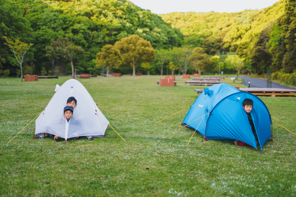 あそうベイパークでキャンプをする子供