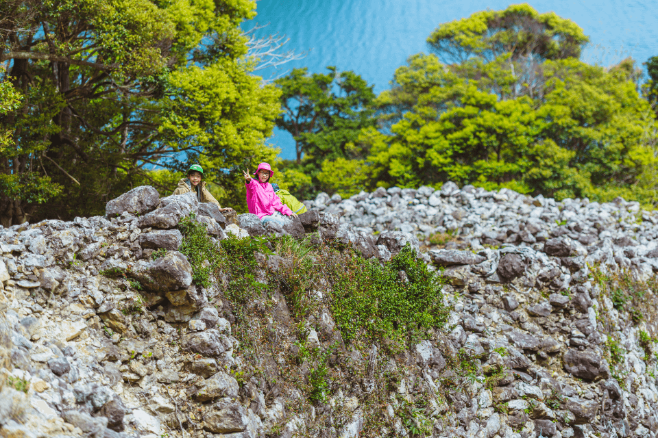 城山の山頂と子供