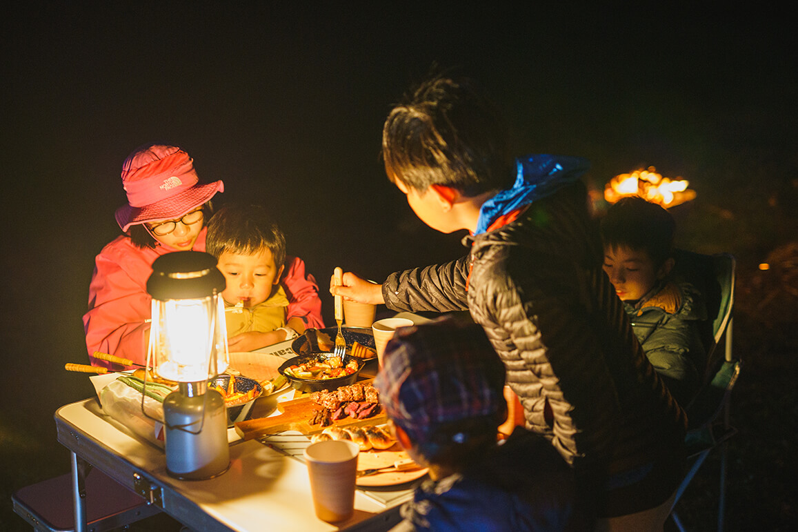 夜ご飯を食べる子供たち